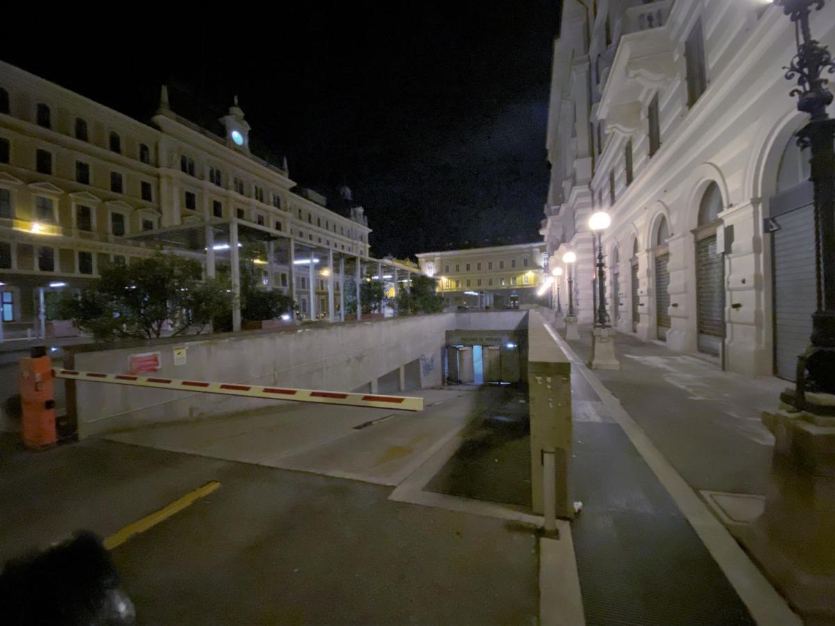 Rifugio Hemingway, Trieste Centro Con Parcheggio Eksteriør billede