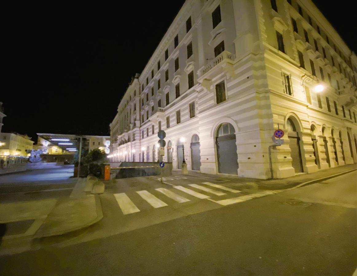 Rifugio Hemingway, Trieste Centro Con Parcheggio Eksteriør billede